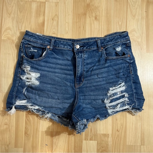 American Eagle Outfitters Pants - American Eagle Women's Medium Wash Distressed Mom Stretch Short Size 20
